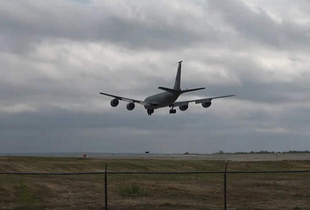 Топливозаправщик KC-135R Stratotanker ВВС США подал аварийный сигнал 7700