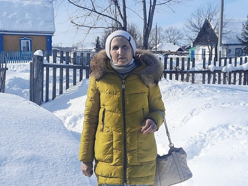 В Башкирии фельдшер медпункта в деревне Константиновка Кармаскалинского района Анастасия Шапошникова спасла из пожара троих детей: семь, четыре и три года. Их мать в это время была в соседнем доме у своей мамы, а старшие дети — в школе. Медработник шла на патронаж к ребёнку и услышала возле одного из домов звук пожарного извещателя. Она подбежала к дому, дверь была закрыта, а из окна шёл дым. Внутри находились трое детей, передаёт «Кармаскалинская новь».