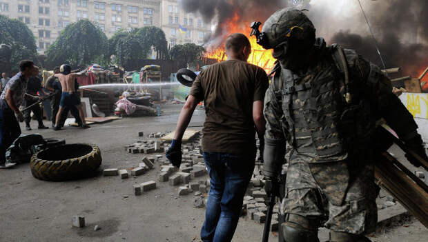 Уборка баррикад на Майдане в Киеве. Архивное фото.