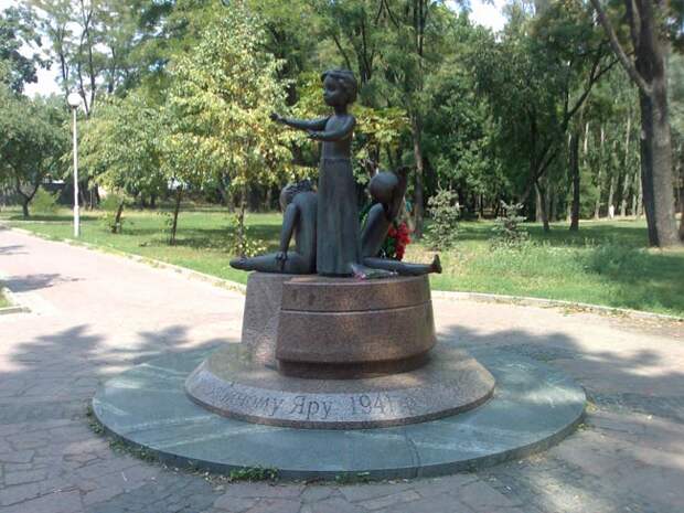 Киев. Памятник детям, расстрелянным в Бабьем Яру (650x488, 76Kb)