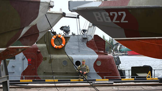Украинский военнослужащий на борту патрульного катера в порту Мариуполя. Архивное фото