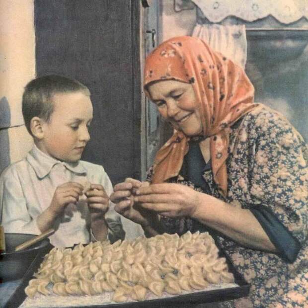 Бабушкин помощник. Автор снимка А. Шишкин. Фото из журнала «Крестьянка», 1956 г. 