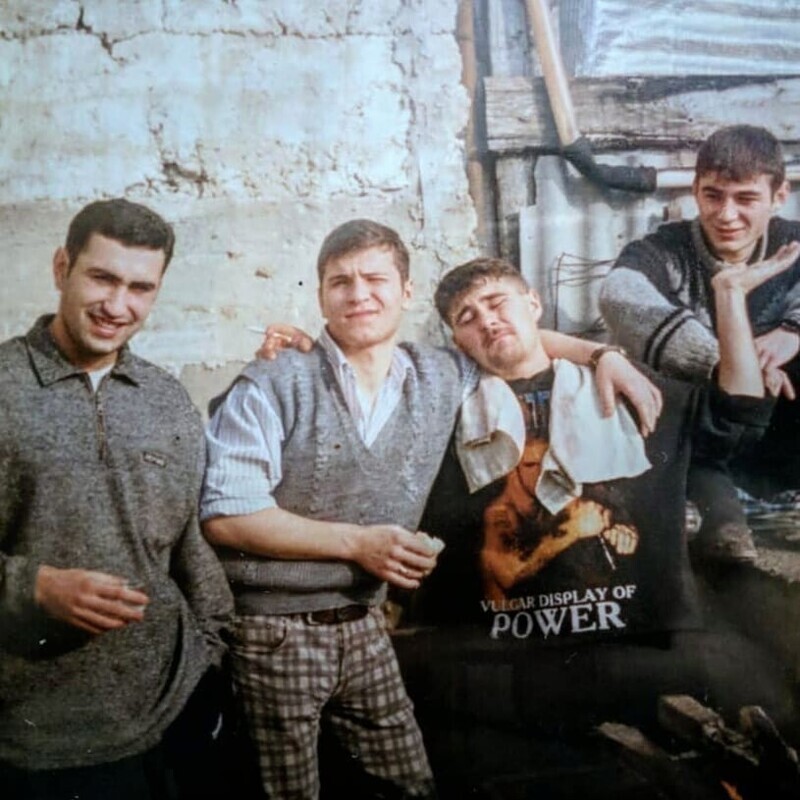 Еще покупали одежду на вырост, на несколько лет вперед, отстояв в огромной очереди Еще покупали одежду на вырост, на несколько лет вперед, отстояв в огромной очереди