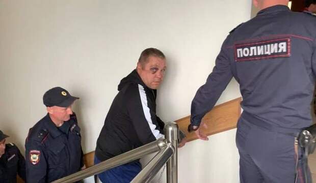 В селе Кривошеино Томской области прошел суд над ранее судимым Андреем Вайтковичем — обвиняемым в убийстве местного фельдшера Ольги Земляницкой, которая ночью пешком пошла на вызов к пациенту. Вину в совершении преступления он признал в полном объеме и дал показания. Ему избрали меру пресечения: заключение под стражу на 1 месяц и 30 дней. Со слов находившегося в доме Фарида Байгужинова, ночью мужчины пили водку и спирт. Они решили поджечь спирт, в результате Байгужинов получил ожог, и мужчины вызвали фельдшера.