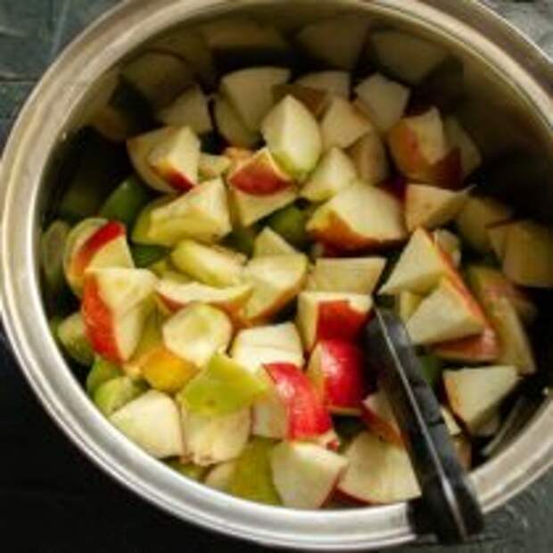 Нарезаем яблоки кусочками, подходящими по размеру к ломтиками физалиса.  📷 