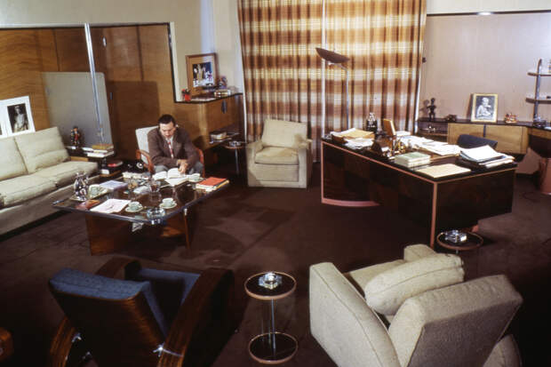 Уолт Дисней в своём рабочем кабинете