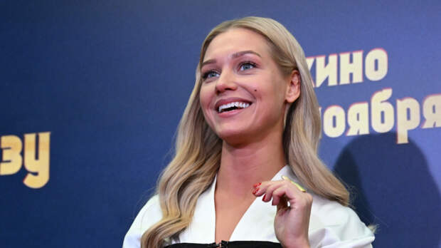 «Хорошо живот втянула»: поклонники раскритиковали фото Кристины Асмус в бикини