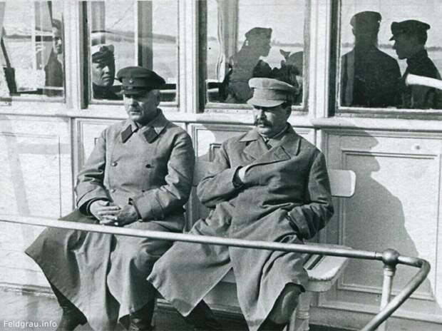 Ворошилов и Сталин во время поездки по Волге на пароходе Клара Цеткин . 1933 год
