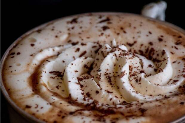 Густое какао со сгущенкой: десерт в чашке за пять минут