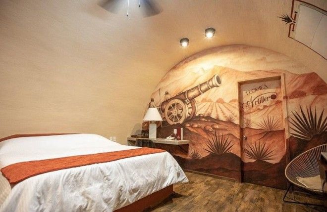 Здесь все дышит текилой: отель с номерами-бочками и автобусом-бутылкой Здесь все дышит текилой: отель с номерами-бочками и автобусом-бутылкой