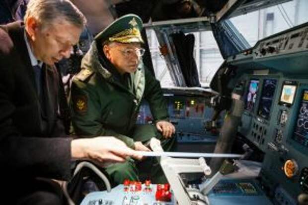 На фото: министр обороны РФ генерал армии Сергей Шойгу (справа) во время посещения авиастроительного предприятия "Авиастар-СП", входящего в состав ПАО "Объединенная авиастроительная корпорация", в рамках рабочей поездки в войска Центрального военного округа.