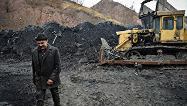Угольный склад шахты имени Челюскинцев в Донецке. Архивное фото