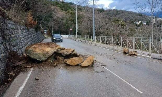 Под Ялтой на дорогу обрушились камни