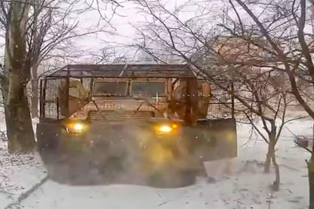 От «защищенного» броневика из США после взрыва осталась лишь рама с колесами