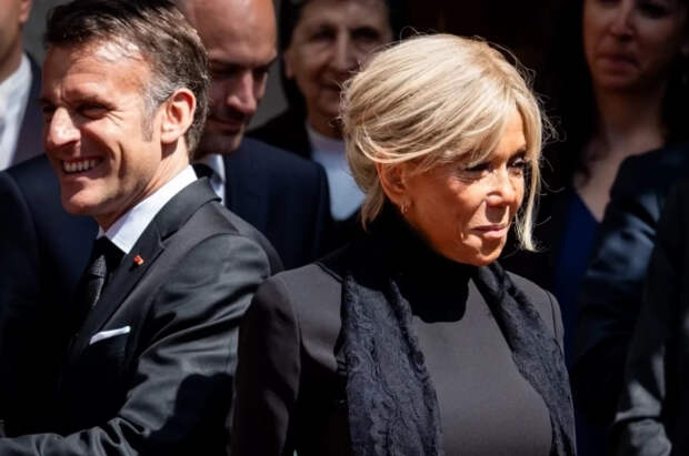 Больше не вместе: Брижит Макрон улетела из Франции без Эммануэля