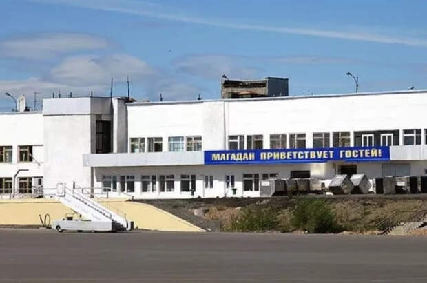 В Магадане самолет при попытке взлета поймал двигателем сильный поток ветра