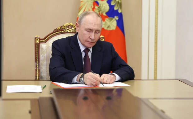 Во время совещания Путина с кабмином раздался неожиданный звонок по спецсвязи