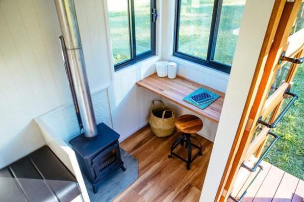Дровяная печь согреет в зимнюю стужу. | Фото: tinyliving.com. Дровяная печь согреет в зимнюю стужу. | Фото: tinyliving.com.