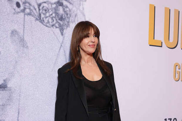 Актриса Моника Беллуччи в прозрачном топе снялась на гала-вечере