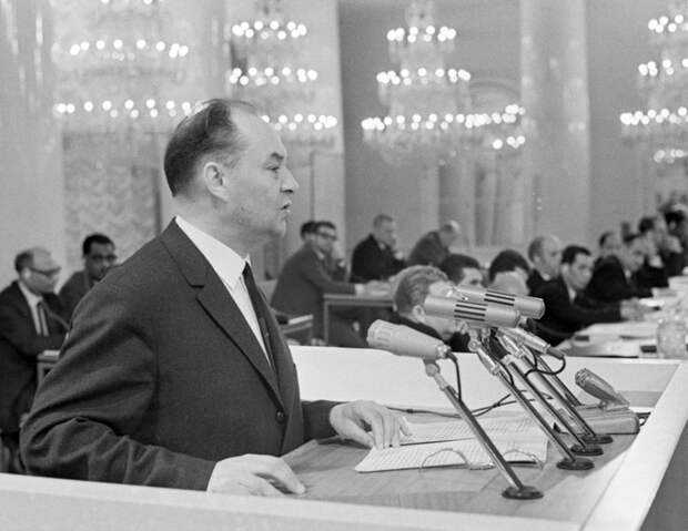 Хрущевско-брежневские правительства уже особым доверием к молодым не отличались. Редким примером рано начавшейся большой карьеры можно назвать Александра Шелепина
