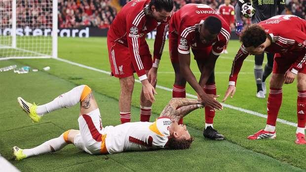 Полузащитник «Галатасарая» Ланг, которому чуть не оторвало часть пальца, успешно перенес операцию