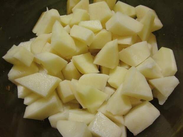 картофель порезать кубиками. пошаговое фото этапа приготовления свиных отбивных