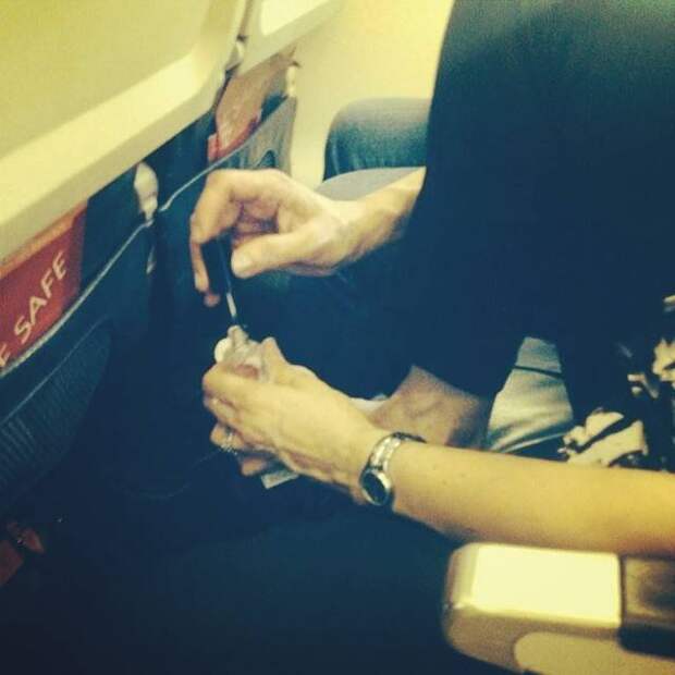 PassengerShaming02 Бывшая стюардесса выкладывает фотографии самых отвратительных пассажиров самолётов