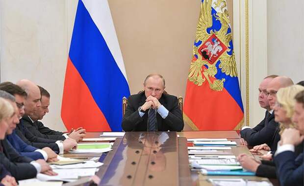 На фото: президент России Владимир Путин (в центре) на совещании