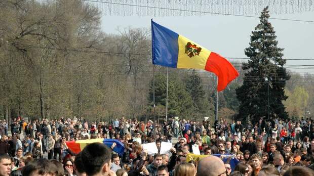 Люди в Молдавии проводят митинги
