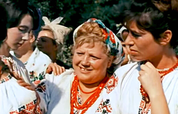 кадр из фильма «Свадьба в Малиновке». 1967 год, Эмилия Трейвас (в центре) в роли Трындычихи