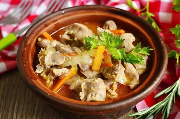 куриные желудки тушеные желудки в тарелке