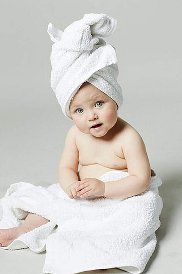 Девочка в полотенце. Малыш в полотенце. Детская фотосессия в полотенце. Фотосессия малыша в полотенце. Фотосессия в полотенце для малышки.