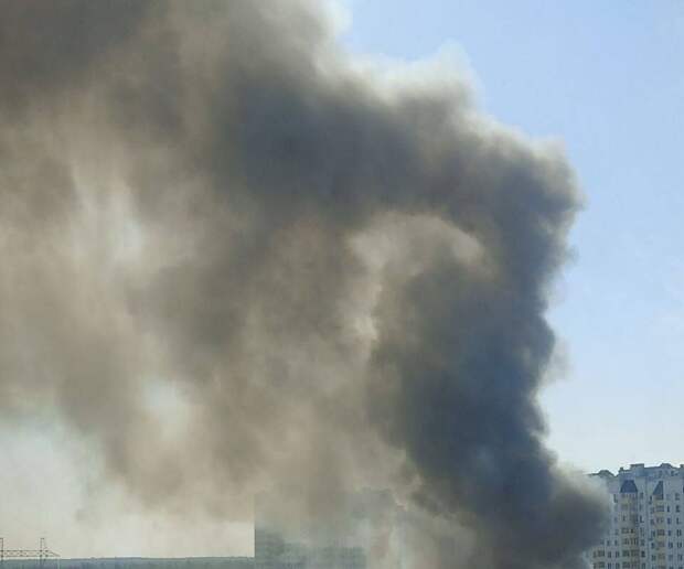 Пламя с горящих павильонов на рынке в Солнечногорске перешло на торговый центр