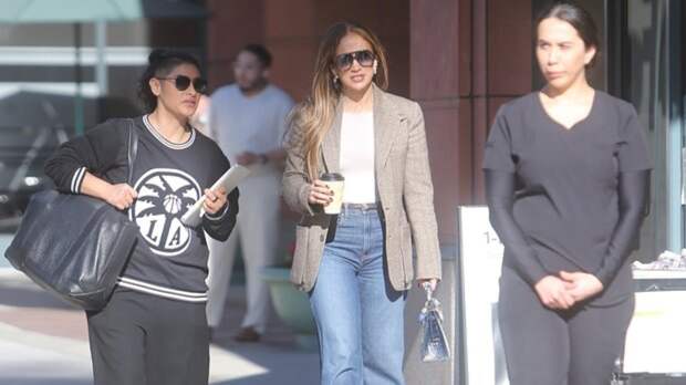 Дженнифер Лопес прогулялась с сумкой за миллионы рублей и подала милостыню бездомному