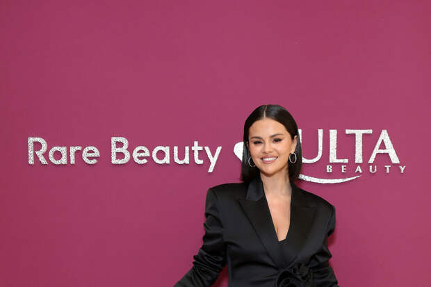 Певица Селена Гомес вышла на публику в мини-платье с глубоким декольте