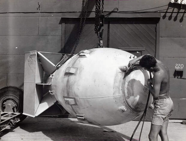 атомная бомба Fat Man (Толстяк), уничтожившая Нагасаки