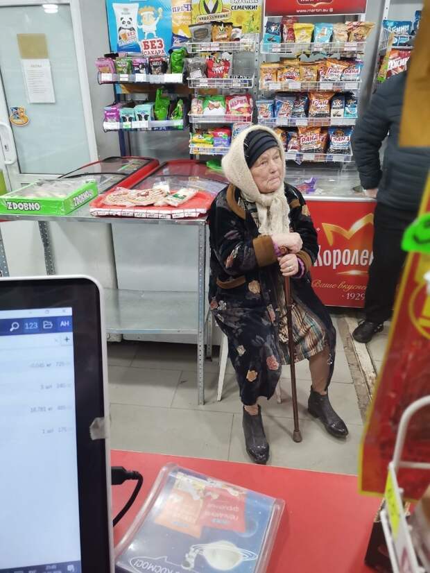 Женщина сидела в магазине возле ДК 21 , наверное потерялась, ничего не помнит. Сказала что её имя Вера. Повезли в Шлаковую в терапию. Может ищет кто-т...