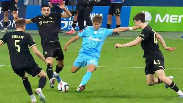 «Даже касанием это назвать нельзя! Ударился в мою ногу». Защитник «Динамо Мх» Кагермазов — о пенальти «Зенита»