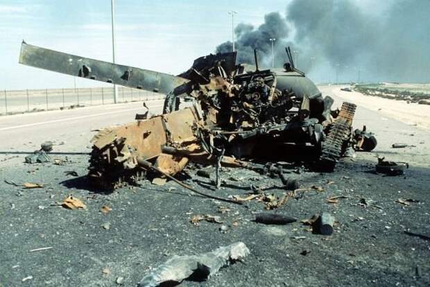 Полностью уничтоженный авиаударом коалиции иракский танк. Кувейт, 1991 год.