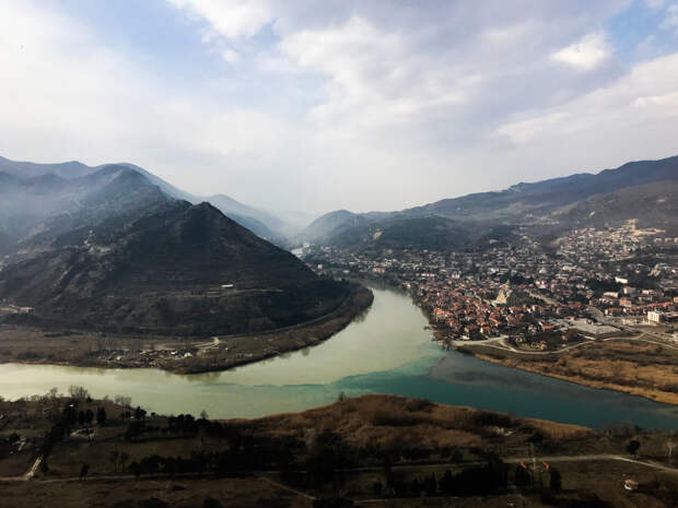 Россияне бросились скупать дорогие туры в Грузию