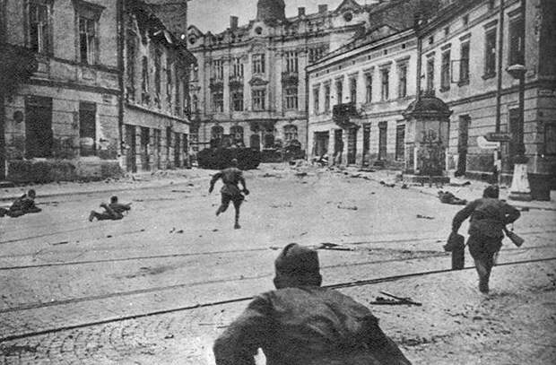 Советские солдаты ведут бои на улицах Львова. Фото: topwar.ru