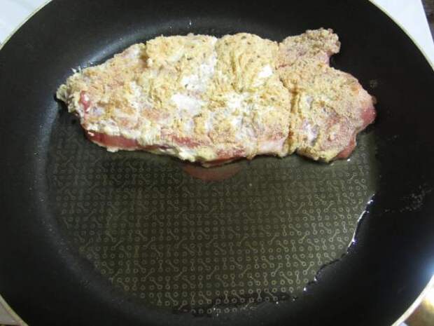 панировка не позволит выйти жидкости из мяса. пошаговое фото этапа приготовления свиных отбивных