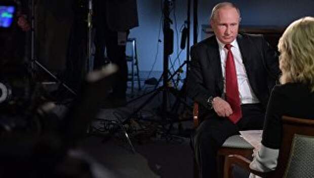 Президент РФ Владимир Путин и телеведущая NBC News Меган Келли во время интервью. 3 июня 2017