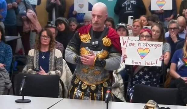 Отец пришёл на заседание школьного совета в костюме Юлия Цезаря