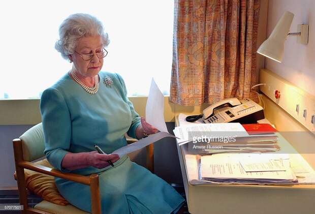 Queen Elizabeth II on the Royal Train : News Photo