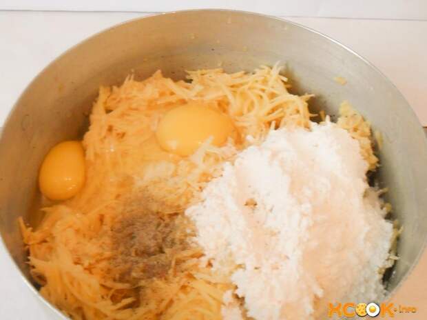тертый картофель с мукой, солью, черным молотым перцем и яйцами в миске на столе