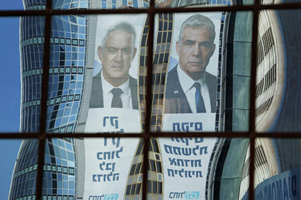 Изображения лидеров партий Яира Лапида и Бенни Ганца в Тель-Авиве, Израиль