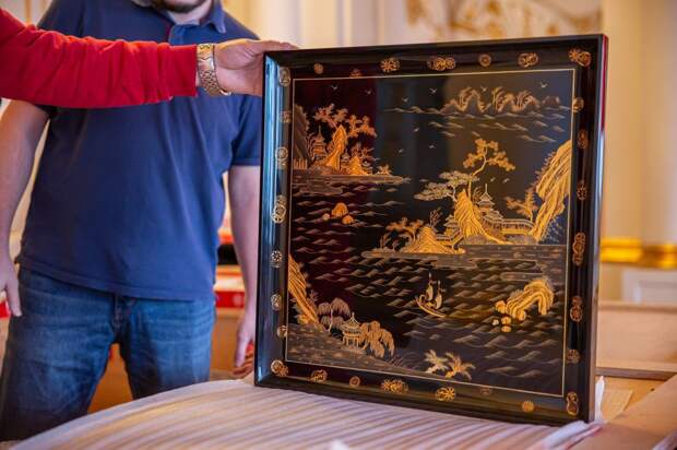 В «Царское Село» из Китая после реставрации доставили 155 лаковых панно