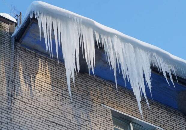 Осторожно - сосульки и снежные шапки на крышах. О правилах безопасности возле зданий напоминают спасатели.