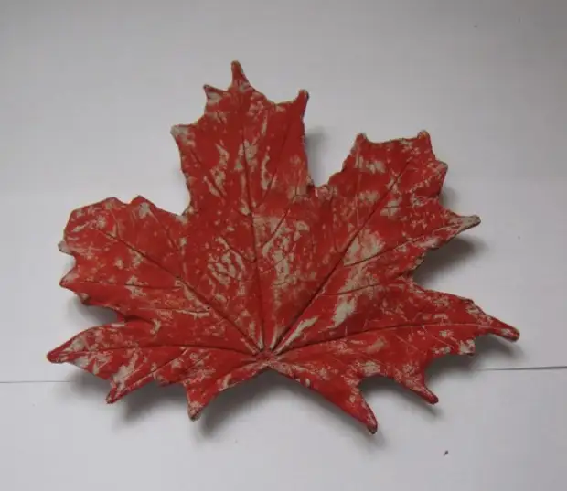 Кленовый лист пластилинография. Листочки из холодного фарфора. Кленовый лист пластилинография. Осенний листок из пластилина. Осенний лист пластилином.